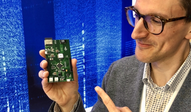 Jérôme Schruyers et un de ses prototypes de nez électronique