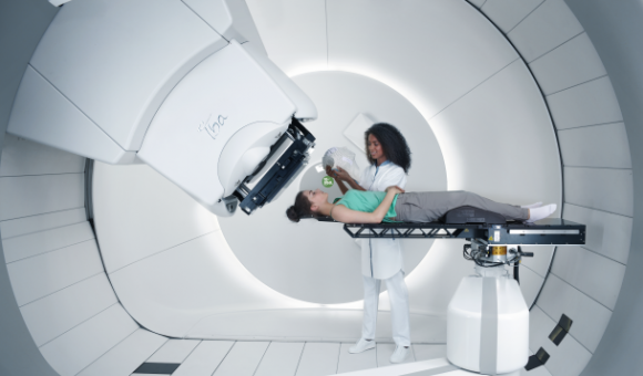 Avec la salle de traitement supplémentaire, la solution Proteus®PLUS disposera de deux salles de traitement à portique rotatif.