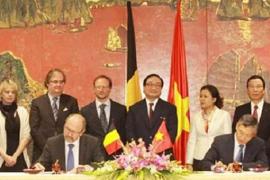 Deputy PM Hoang Trung Hai and Belgium's Deputy PM Johan Vande Lanotte witnesses the signing of cooperative agreements - Photo: VGP Deputy PM Hoang Trung Hai and Belgium's Deputy PM Johan Vande Lanotte witnesses the signing of cooperative agreements - Photo: VGP