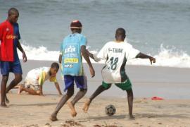 "Kids on the beach paying soccer in Popenguine" | Jeff Juszczak (CC BY-NC 2.0) L'article sur le site de l'Agence de Presse Sénégalaise