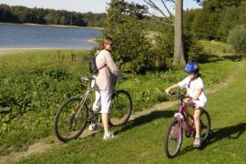 Promenade cycliste sur les bords du Lac de l'Eau d'Heure (c) WBT JL Flemal Promenade cycliste sur les bords du Lac de l'Eau d'Heure (c) WBT JL Flemal