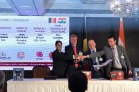 Cérémonie de l'accord entre Chimay, Huyghe et leur distributeur indien. Cérémonie de l'accord entre Chimay, Huyghe et leur distributeur indien.
