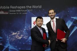 Nicolas Keutgen, Directeur de l’Innovation chez Schréder et Zhou Yue Feng, Directeur Marketing des produits sans fil chez Huawei, signent un protocole d’accord de coopération au Global Mobile Broadband Forum de Londres. Nicolas Keutgen, Directeur de l’Innovation chez Schréder et Zhou Yue Feng, Directeur Marketing des produits sans fil chez Huawei, signent un protocole d’accord de coopération au Global Mobile Broadband Forum de Londres.