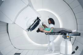 Avec la salle de traitement supplémentaire, la solution Proteus®PLUS disposera de deux salles de traitement à portique rotatif. Avec la salle de traitement supplémentaire, la solution Proteus®PLUS disposera de deux salles de traitement à portique rotatif.