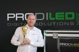 Jean-Marc Van Bever a remporté le gros lot, son entreprise fournira les écrans pour la cérémonie de clôture de la Coupe du Monde. Jean-Marc Van Bever a remporté le gros lot, son entreprise fournira les écrans pour la cérémonie de clôture de la Coupe du Monde.
