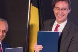Cet accord a été signé entre l’UCL (représentée par son recteur Vincent Blondel) et l’Indian Institute of Technology d’Indore (représenté par son directeur Pradeep Mathur). Cet accord a été signé entre l’UCL (représentée par son recteur Vincent Blondel) et l’Indian Institute of Technology d’Indore (représenté par son directeur Pradeep Mathur).